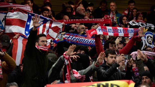 «Murió tras cogerlo en Anfield: no salía de casa, no tenía patologías previas y pasó por delante de los aficionados del Atlético...»