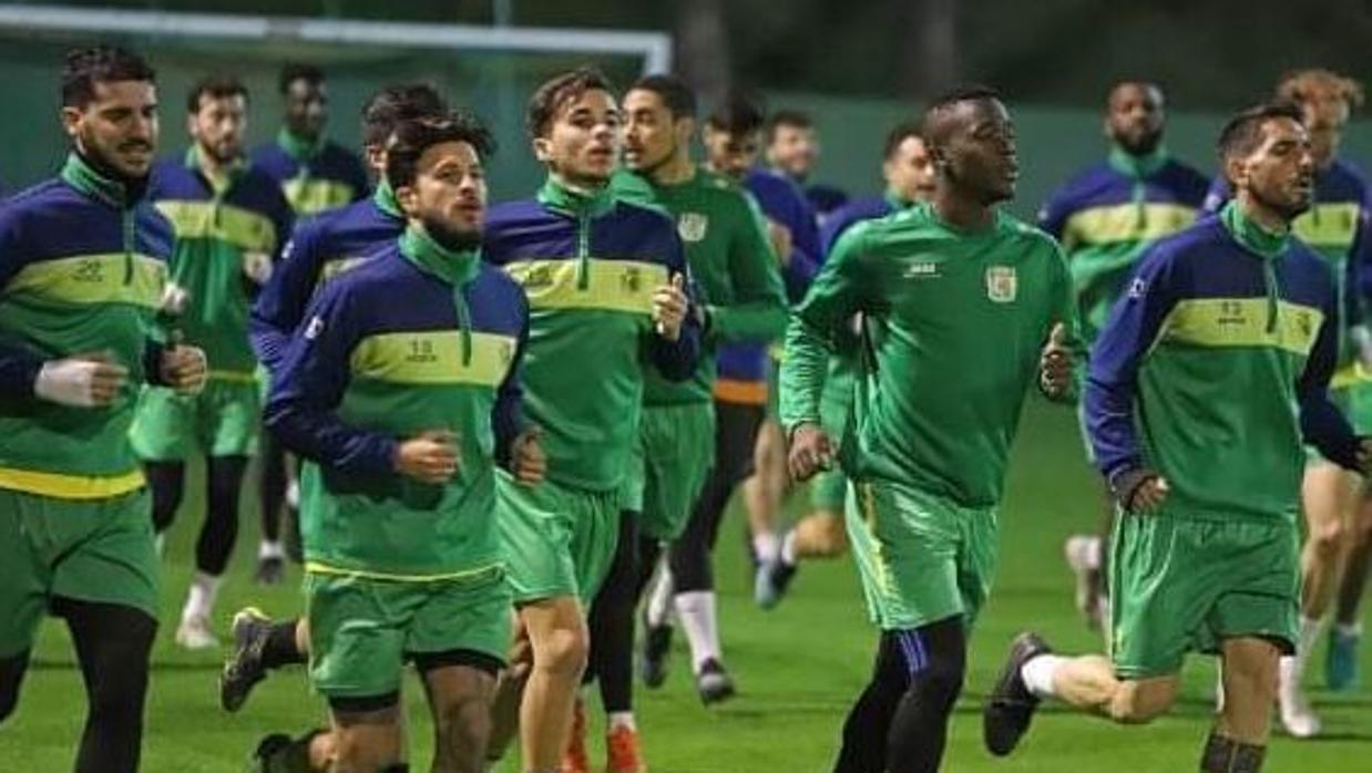 Los jugadores de la UD Los Barrios, en un entrenamiento de esta temporada