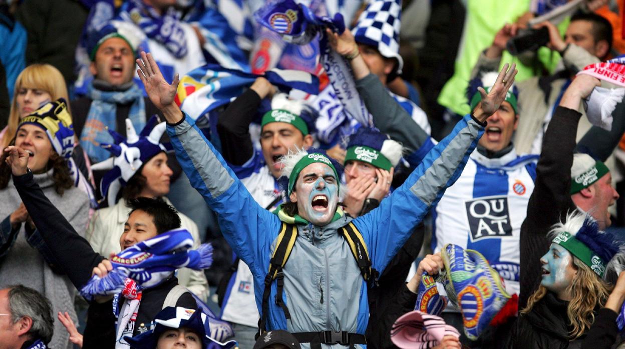 Aficionados del Espanyol durante un partido del equipo blanquiazul