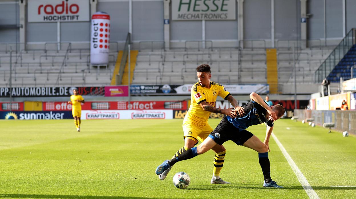 Sancho, de amarillo, en un partido de la Bundesliga