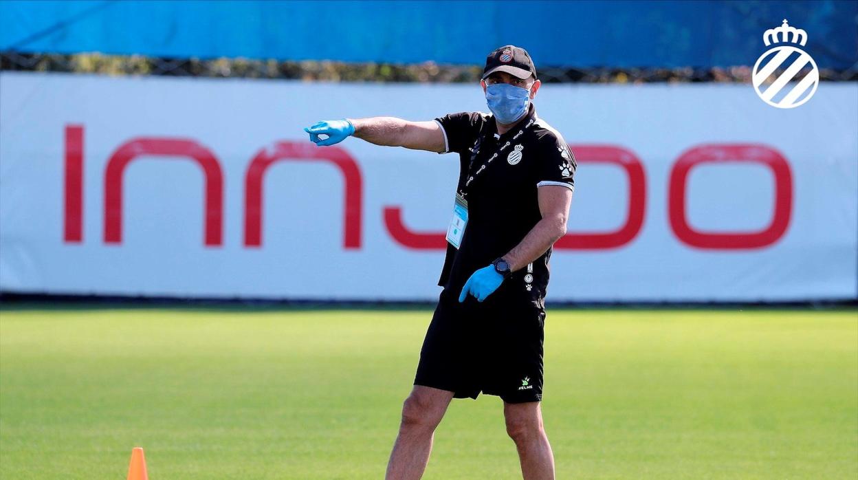 Abelardo dirige un entrenamiento