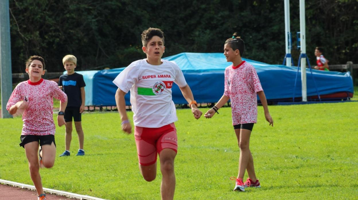 Bikendi, en primer plano, durante una carrera