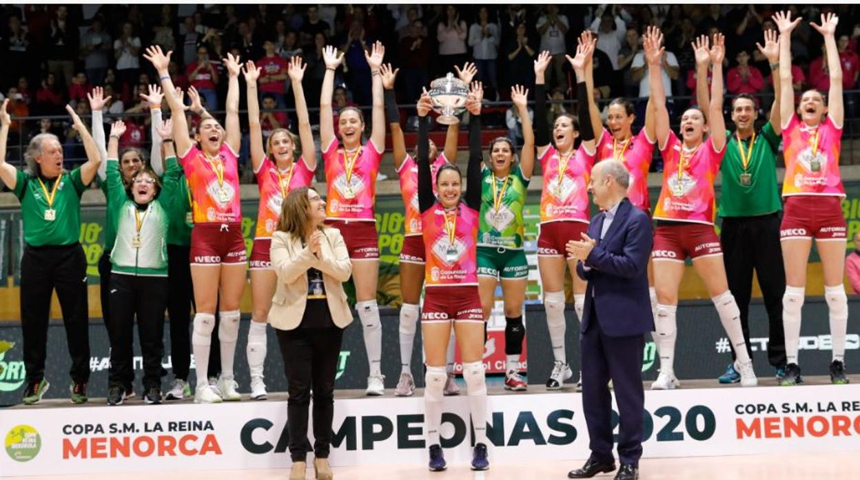 Las jugadoras de equipo riojano celebran la conquista de la Copa de la Reina 2020