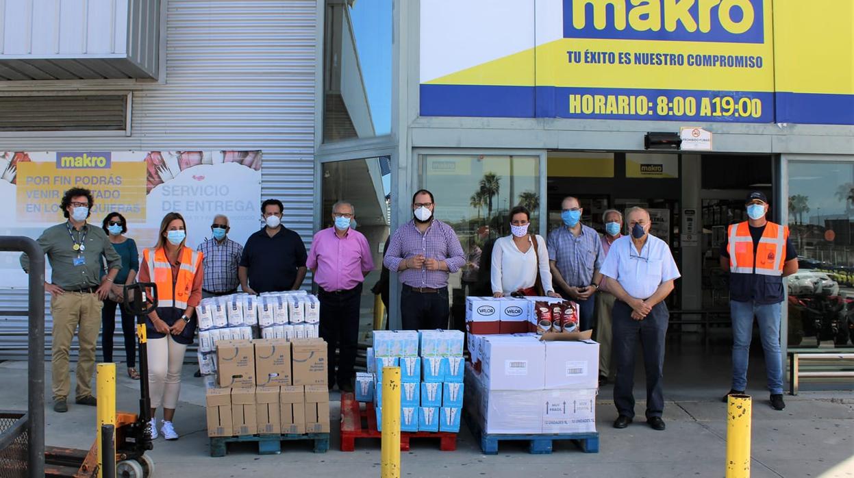 La campaña 'El Puerto Solidario de Primera' entrega a Cáritas una tonelada de alimentos.