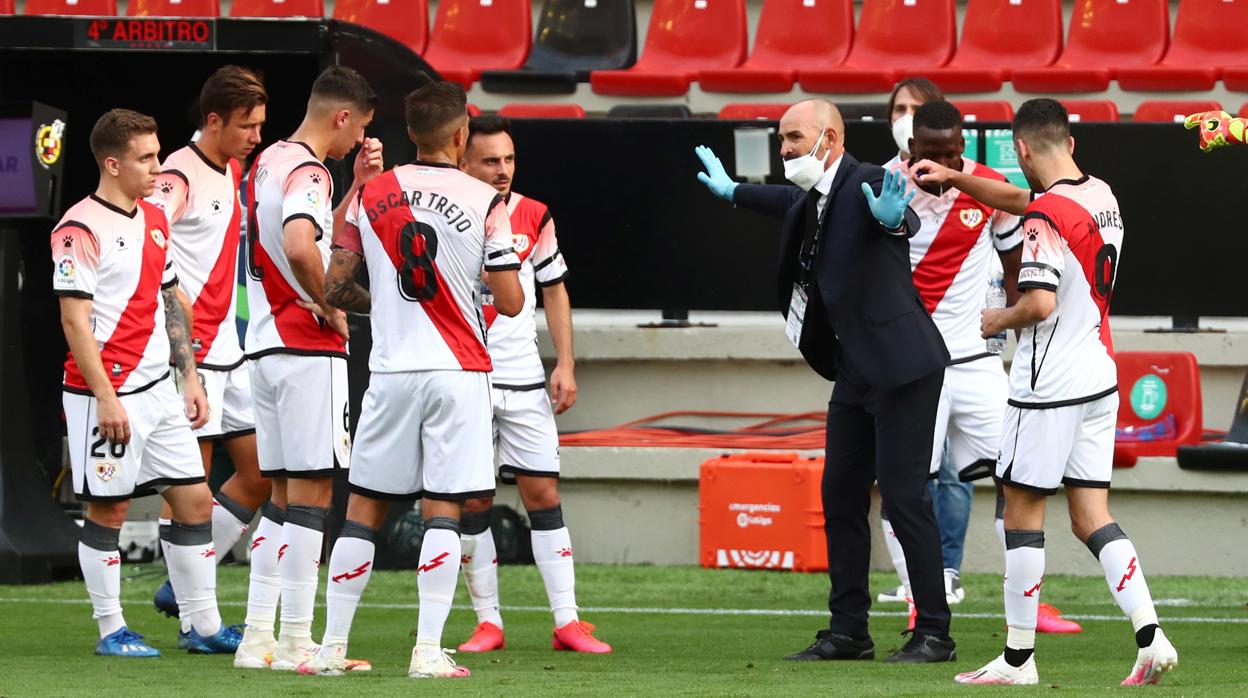 Un golazo de Advíncula en el primer partido poscoronavirus