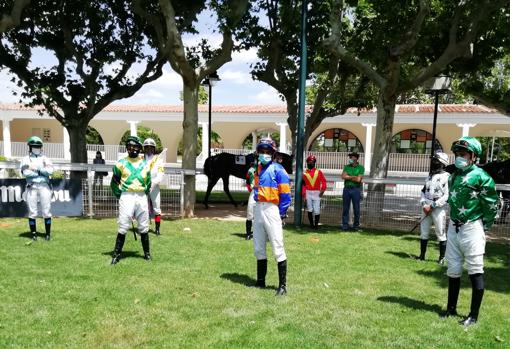 Minuto de silencio antes del inicio de la quinta carrera