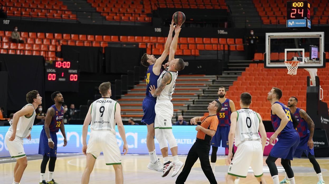 El baloncesto se luce en el silencio