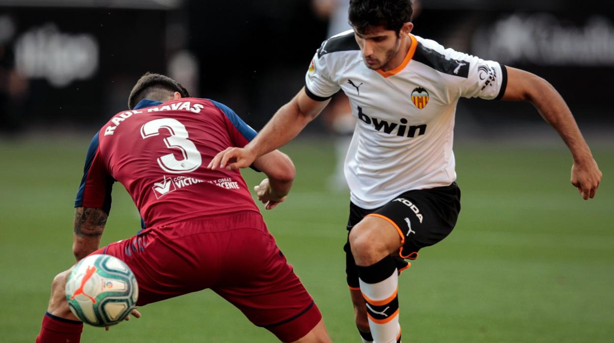 Guedes reengancha al Valencia en la lucha por Europa