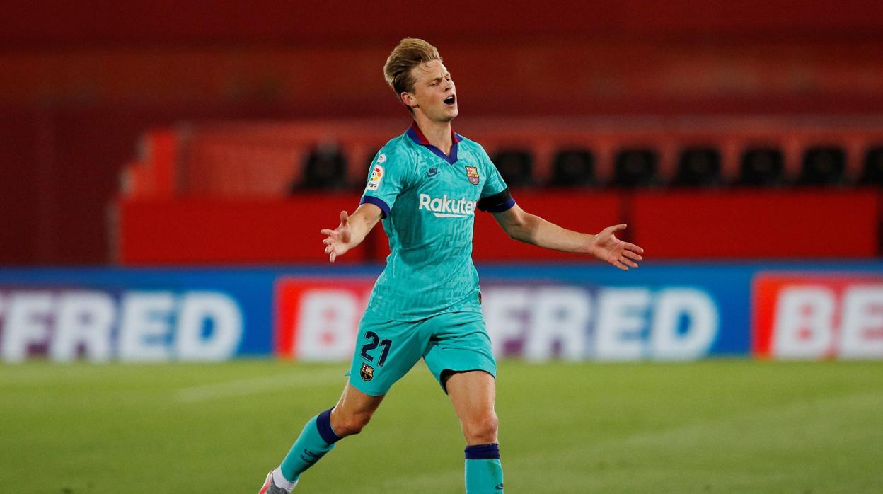 Frenkie de Jong se lamenta durante un partido del Barcelona