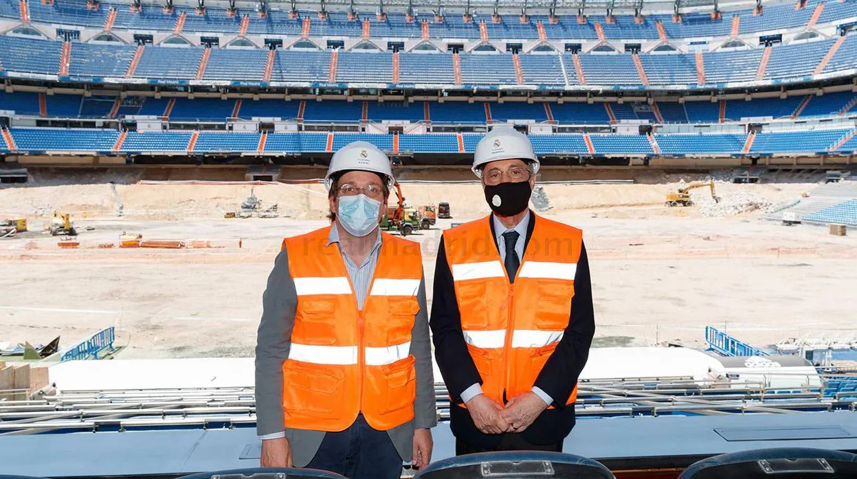 El alcalde de Madrid visita con Florentino Pérez las obras del Bernabéu