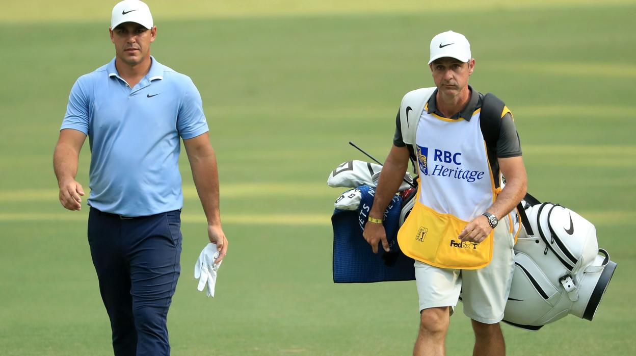 Koepka, con su caddie, Ricky Elliot, que ha dado positivo