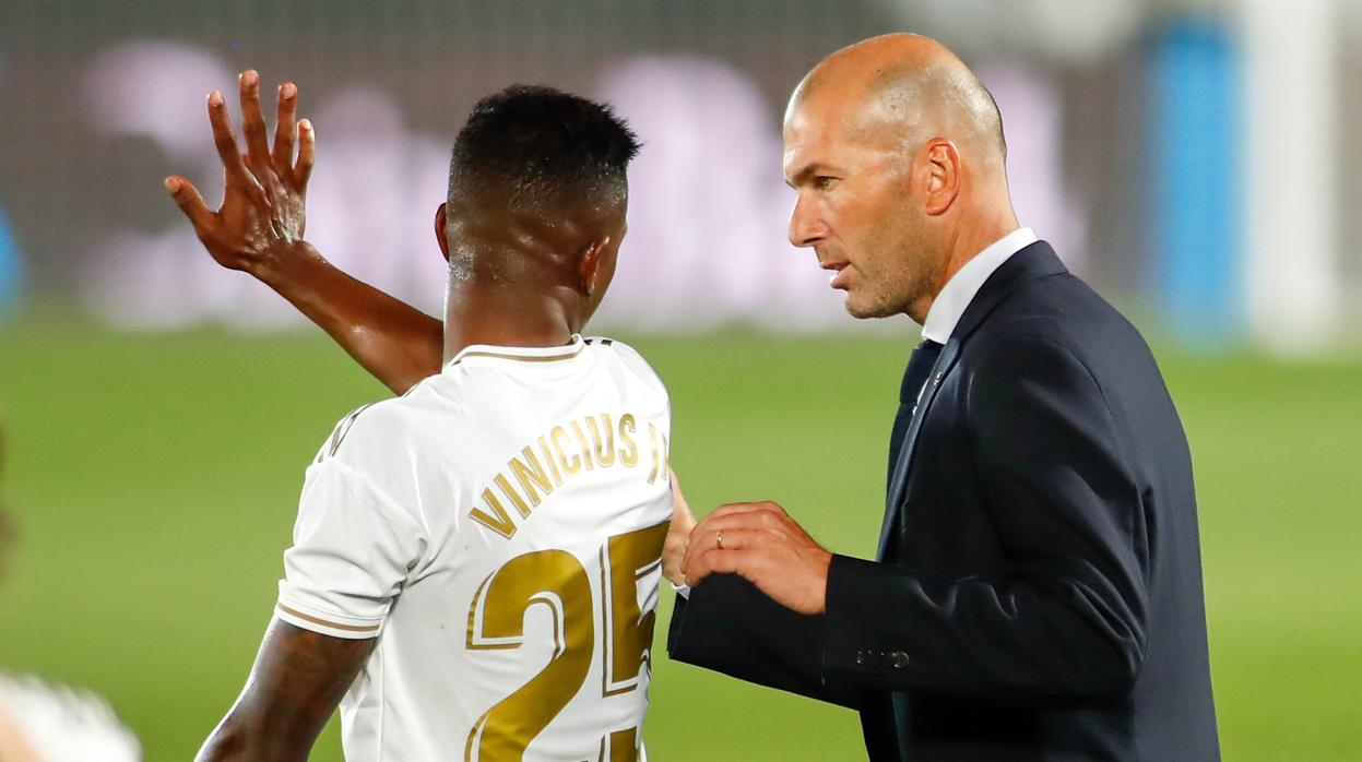 Vinicius charla con Zidane durante el duelo con el Mallorca