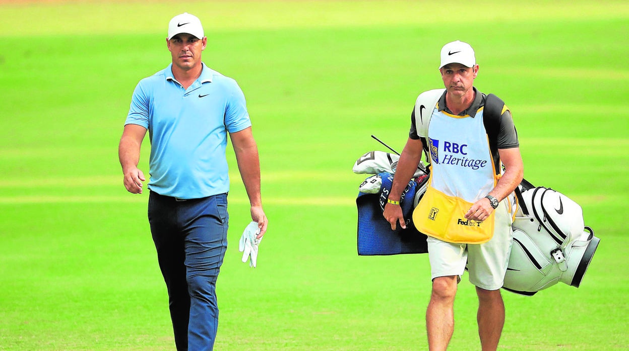 Brooks Koepka ha tenido que abandonar el Travelers por el positivo de su caddy, Ricky Elliott