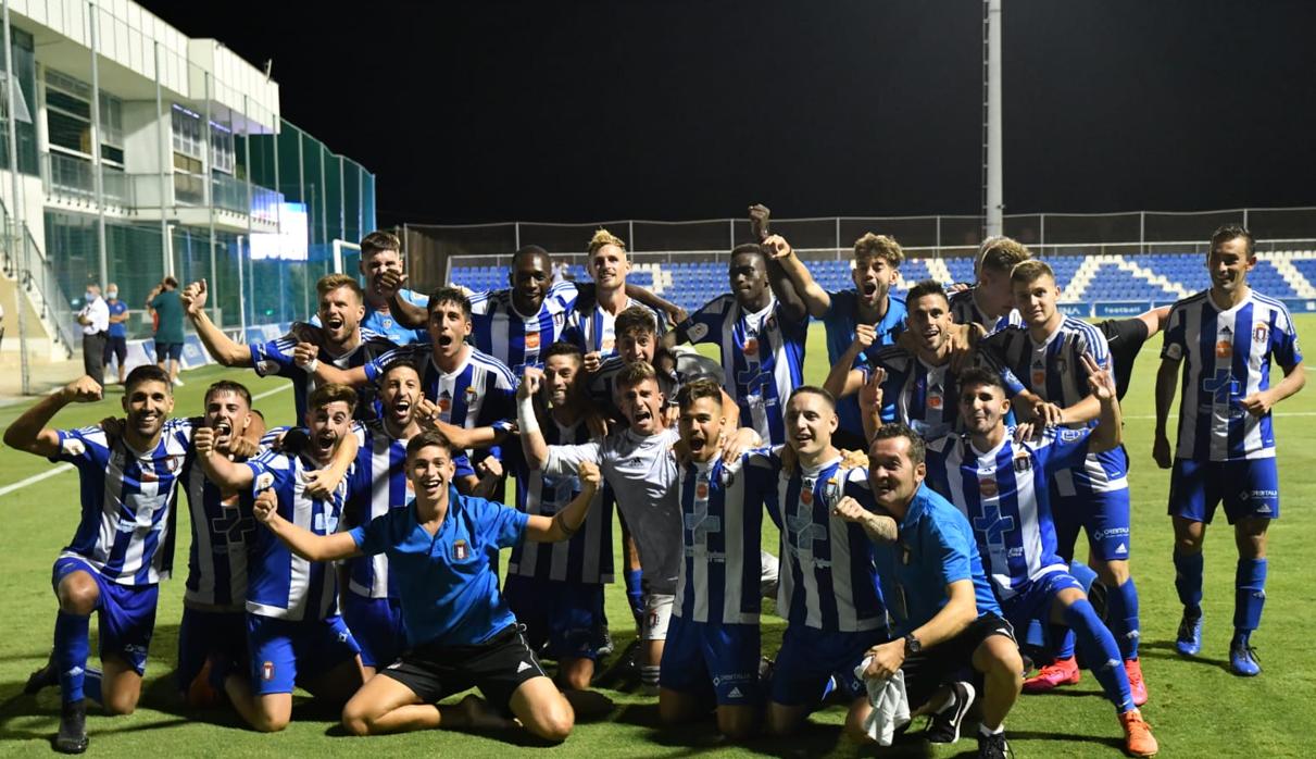 La plantilla del Lorca Deportiva, el pasado sábado celebrando el ascenso a Segunda B