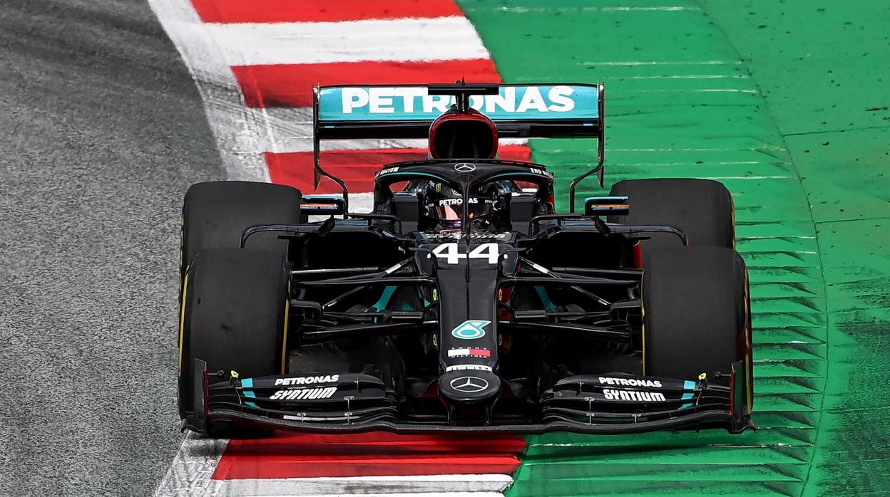 Hamilton, al volante de su Mercedes