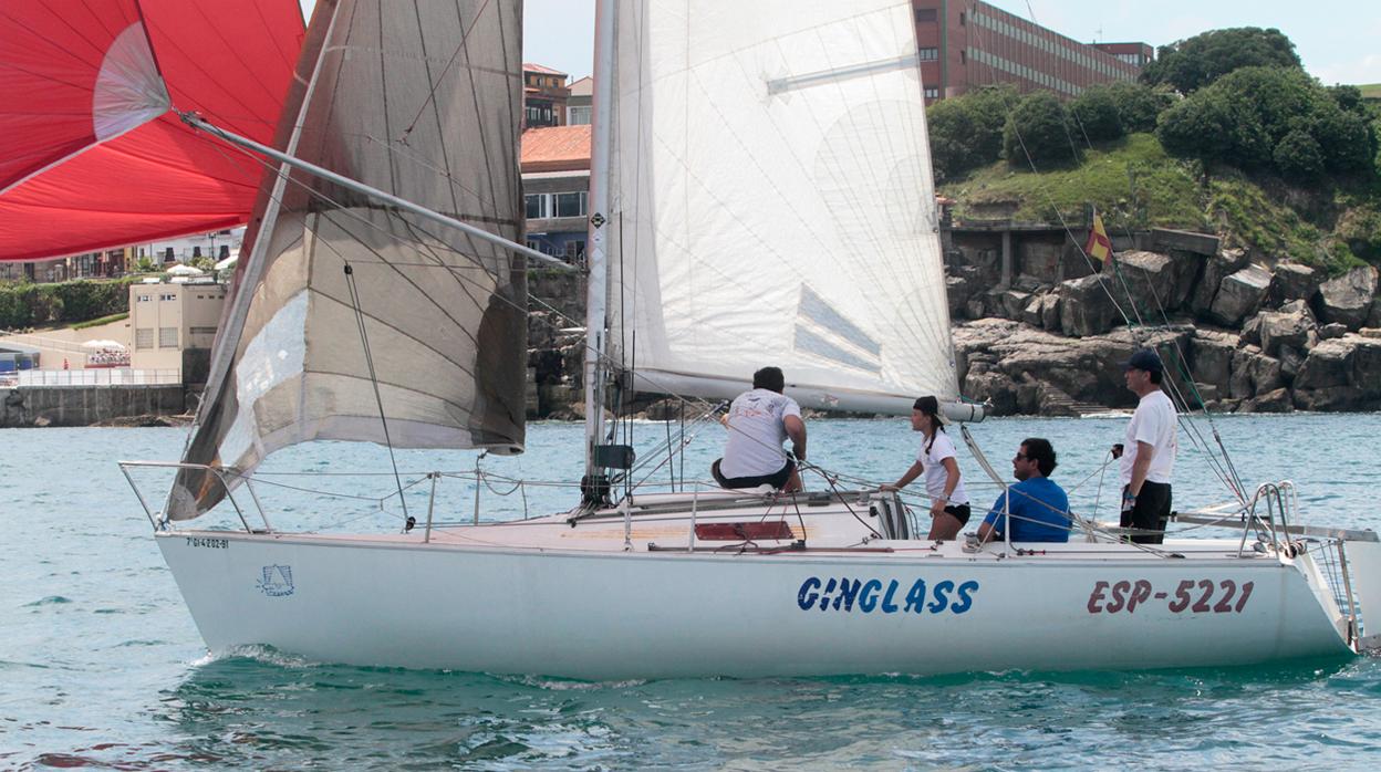 El «Gin-Glass», de Alfredo Alegría, vencedor absoluto de la XXII Regata Isastur-Universidad de Oviedo