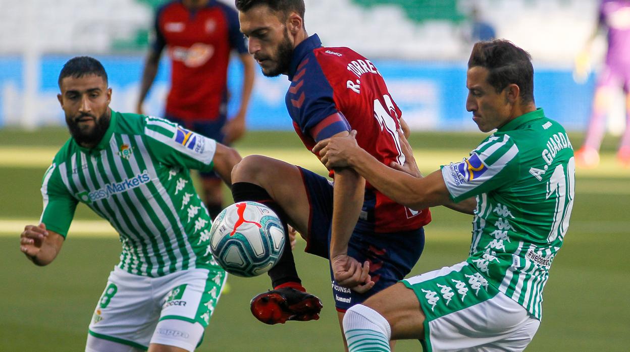 El Betis certifica la salvación matemática ante un Osasuna sin identidad