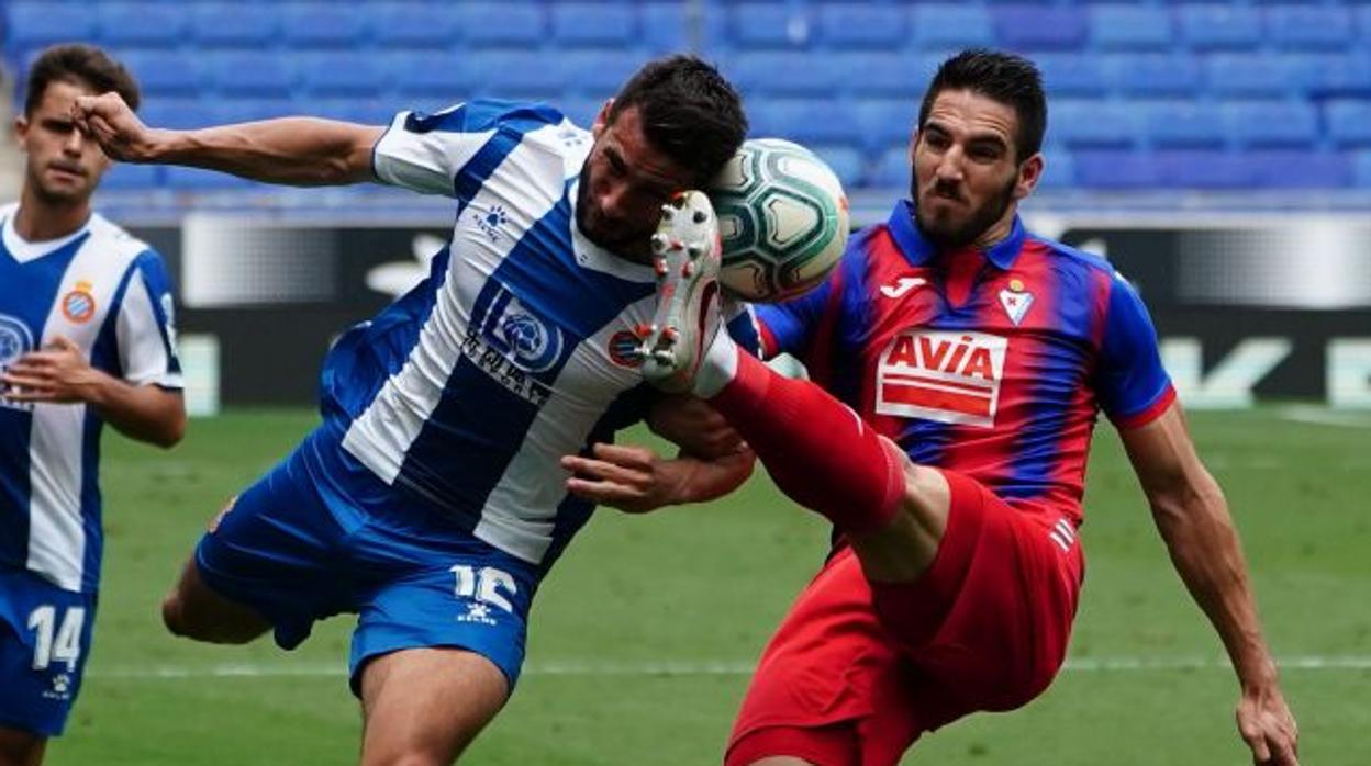 El Eibar acelera su permanencia en Cornellá