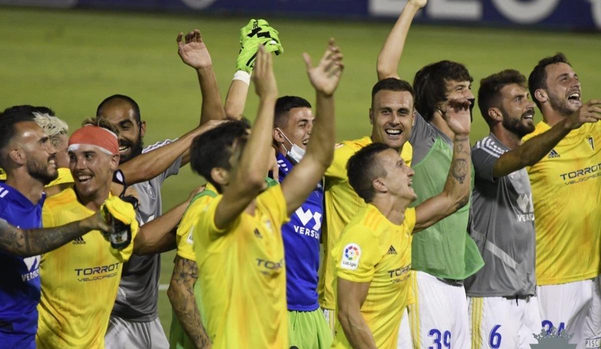 Los jugadores del Cádiz, que asciende a Primera división, celebran un triunfo en esta temporada