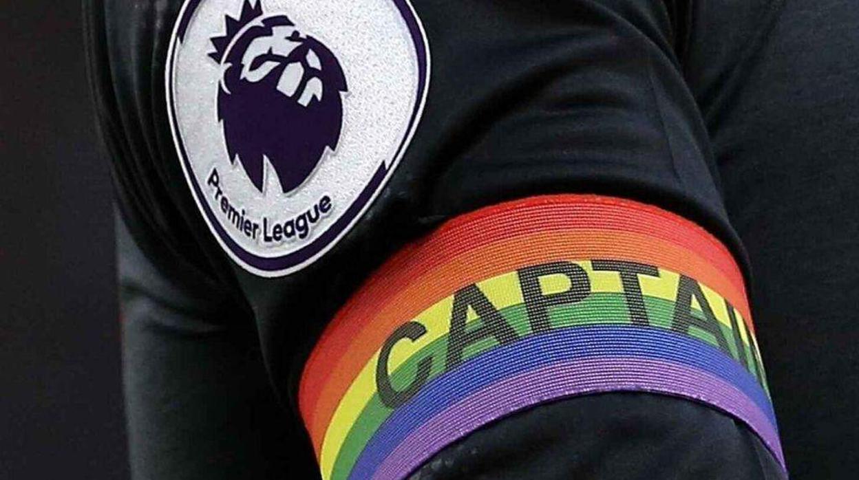 Brazaletes y cordones arcoiris contra la homofobia, son habituales cada temporada en la Premier League inglesa