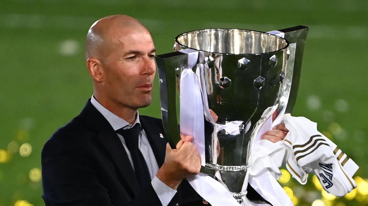 Zidane, con el trofeo de la Liga