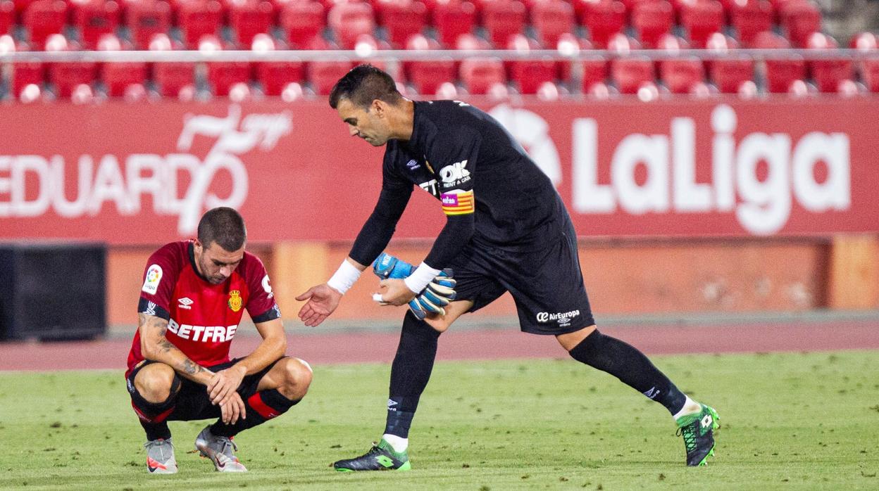 Los jugadores de Mallorca se lamentan tras el descenso