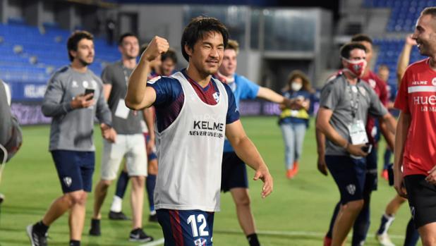 El golazo de Okazaki que puso la guinda al ascenso del Huesca a Primera