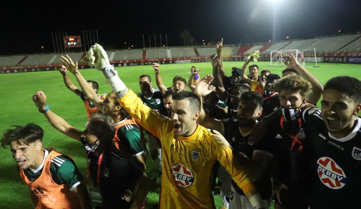 Los jugadores del CD Badajoz celebran la clasificación para la semifinal del playoff de ascenso