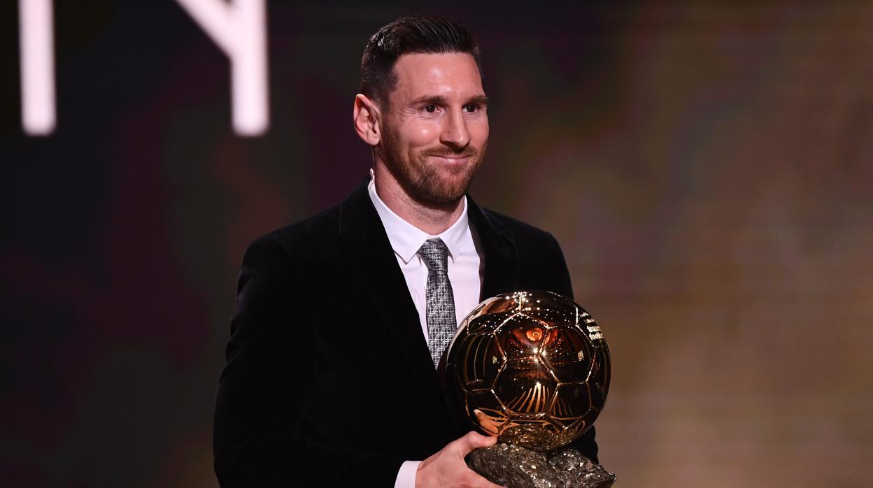 Messi posa con el Balón de Oro de 2019