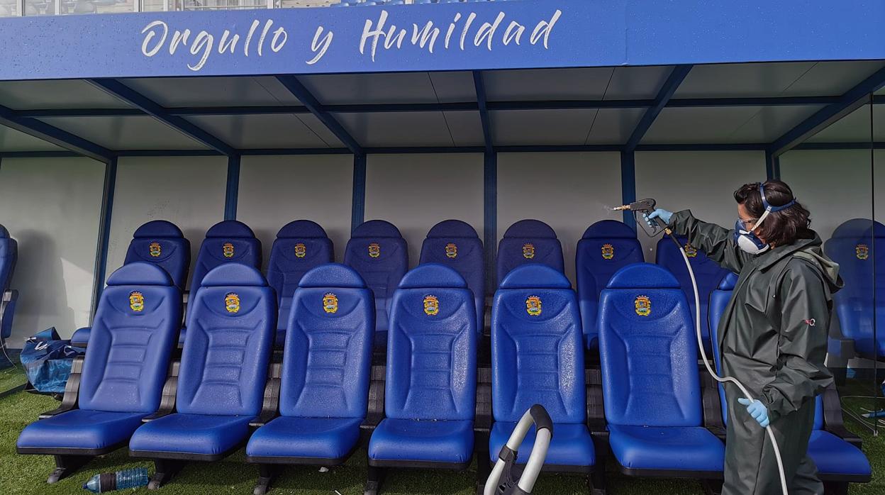 Imagen del CF Fuenlabrada, de las tareas de desinfección del estadio Fernando Torres