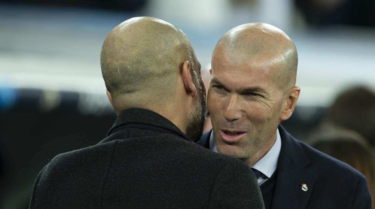 Guardiola y Zidane se saludan en el partido de ida