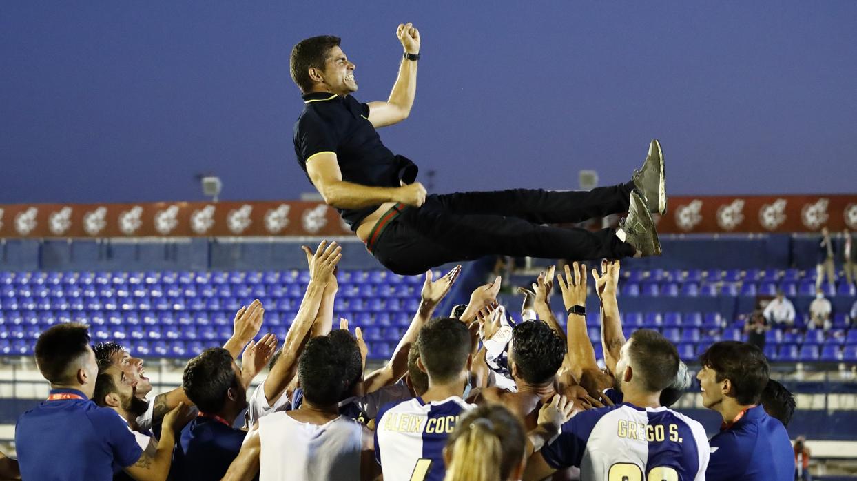 Antonio Hidalgo, entrenador del Sabadell, manteado por sus jugadores