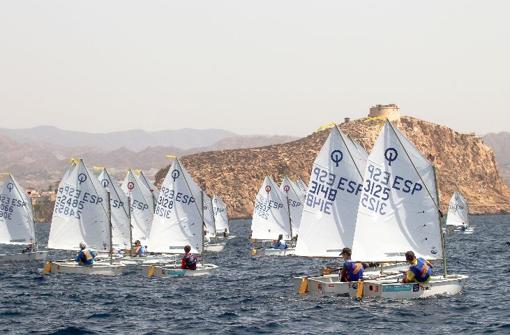 Jaime Ayarza y Marisa Alexandra Vicens, nuevos líderes del Nacional de Optimist