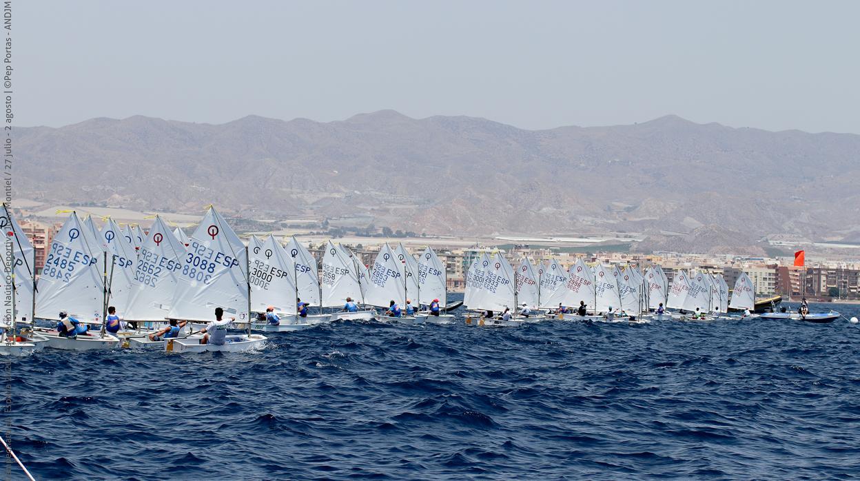 Jaime Ayarza y Marisa Alexandra Vicens, nuevos líderes del Nacional de Optimist