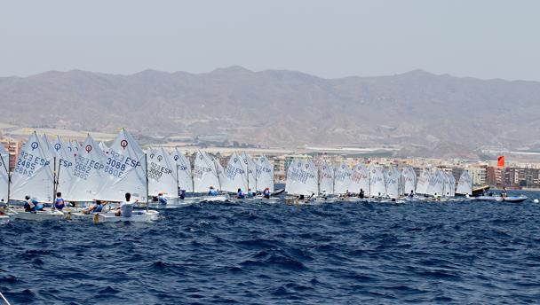 Jaime Ayarza y Marisa Alexandra Vicens, nuevos líderes del Nacional de Optimist