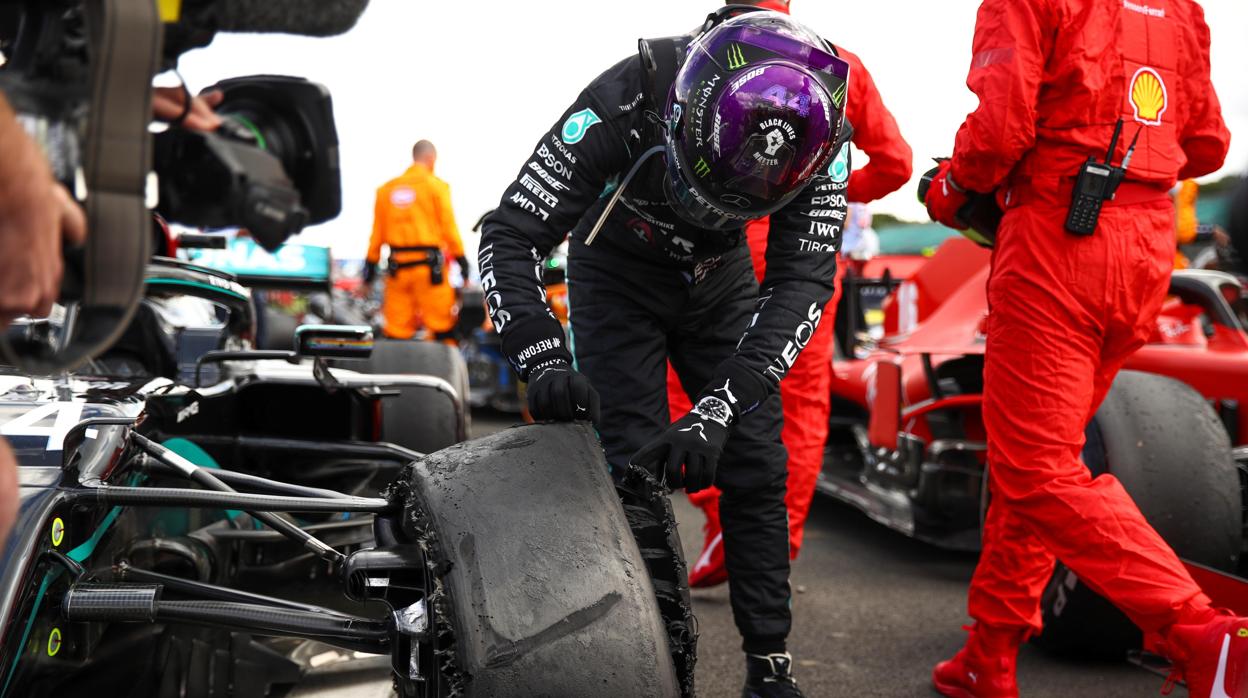 Hamilton inspecciona la rueda pinchada