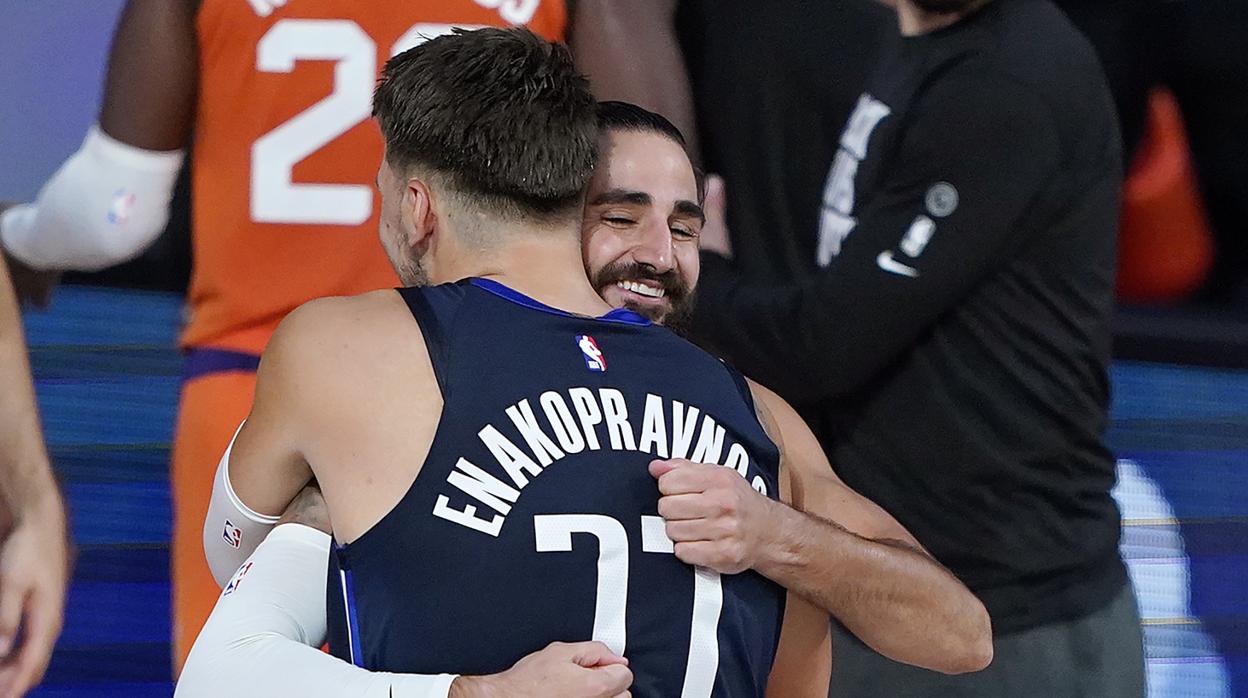 Doncic y Rubio se abrazan en el partido