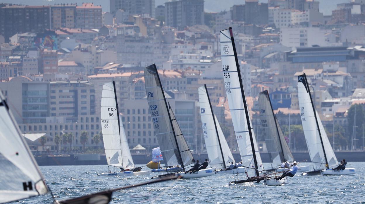 Los hermanos Bader, lideran la primera jornada del Raid Rías Baixas de catamaranes