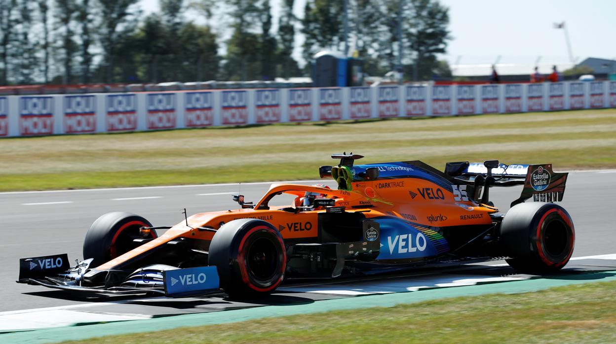 Mercedes domina los primeros libres en Silverstone con Sainz lejos de los mejores