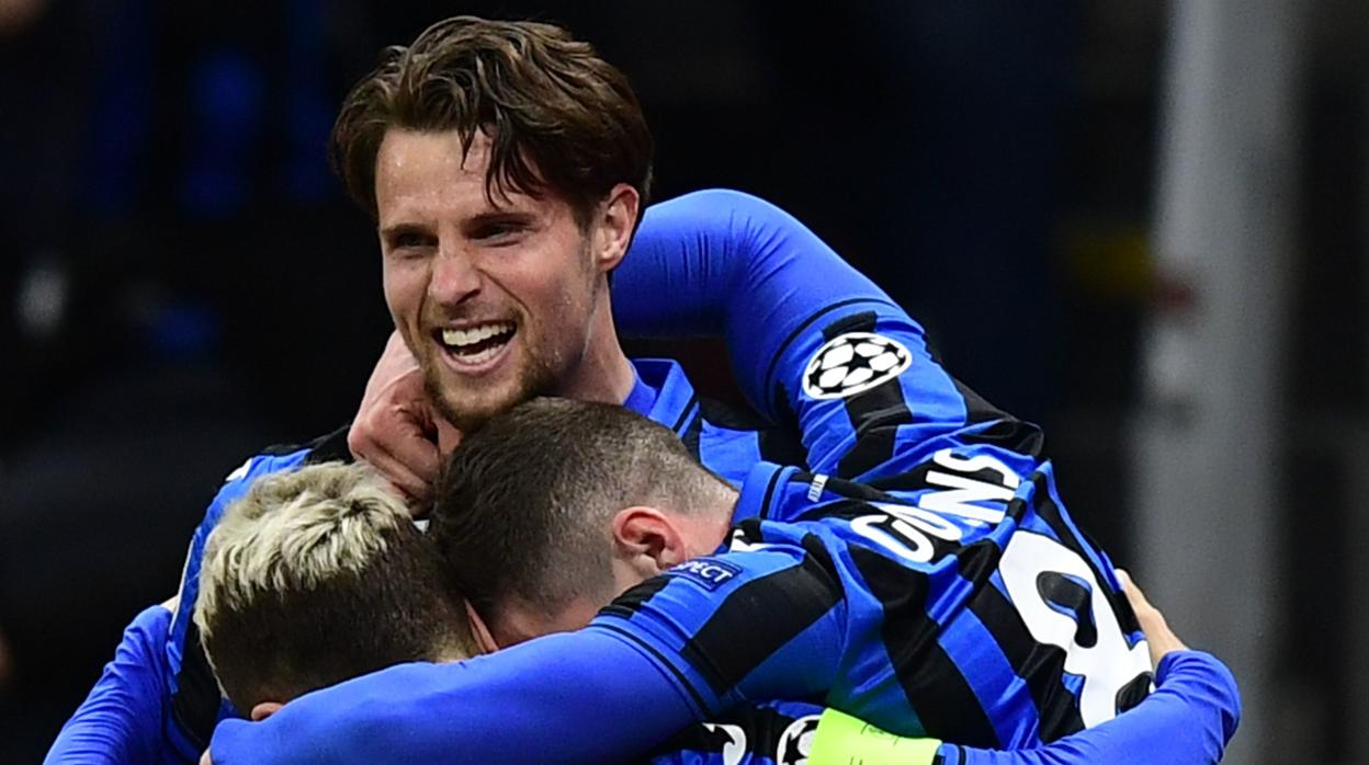 Los jugadores del Atalanta celebran un gol ante el Valencia