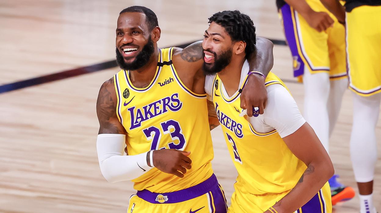 Los jugadores de los Lakers celebran el triunfo