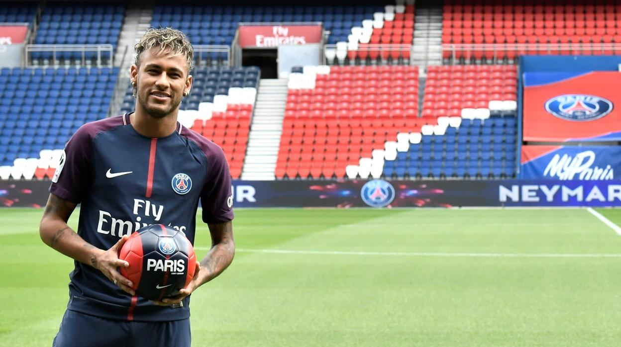 Neymar, el día de su presentación con el PSG