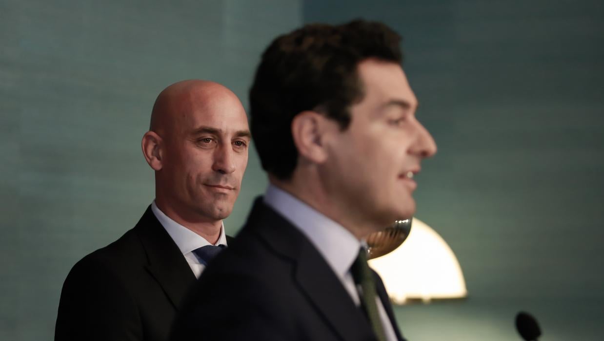 Luis Rubiales y Juanma Moreno, en la presentación de la final de la Copa del Rey