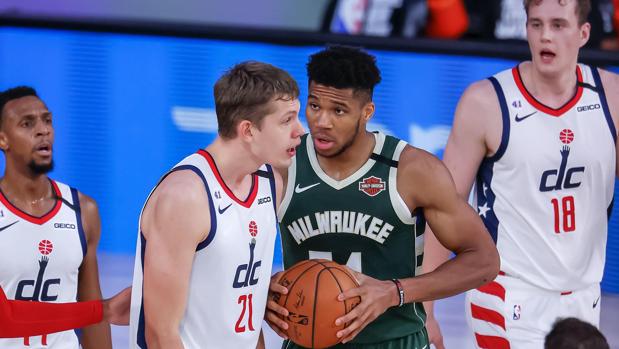 El cruce de cables de Antetokounmpo ante los Wizards