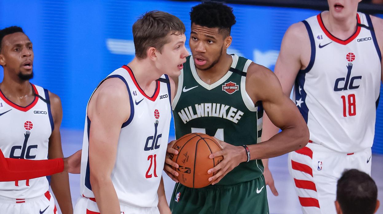 El cruce de cables de Antetokounmpo ante los Wizards