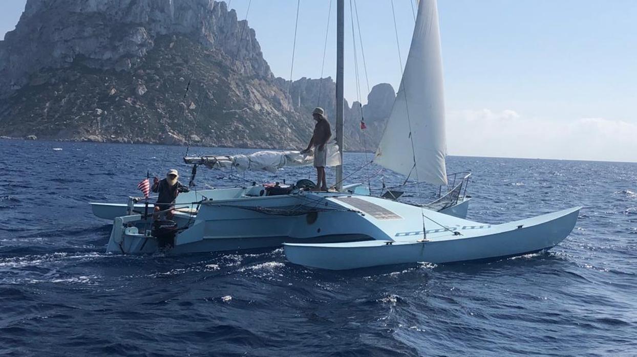 Stuart Rogerson, de 73 años, nueve meses de travesía en un pequeño trimarán de 30 pies llamado «Nandi»