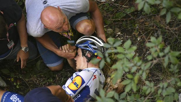 La otra toma que muestra la gravedad de la caída de Evenepoel desde un puente