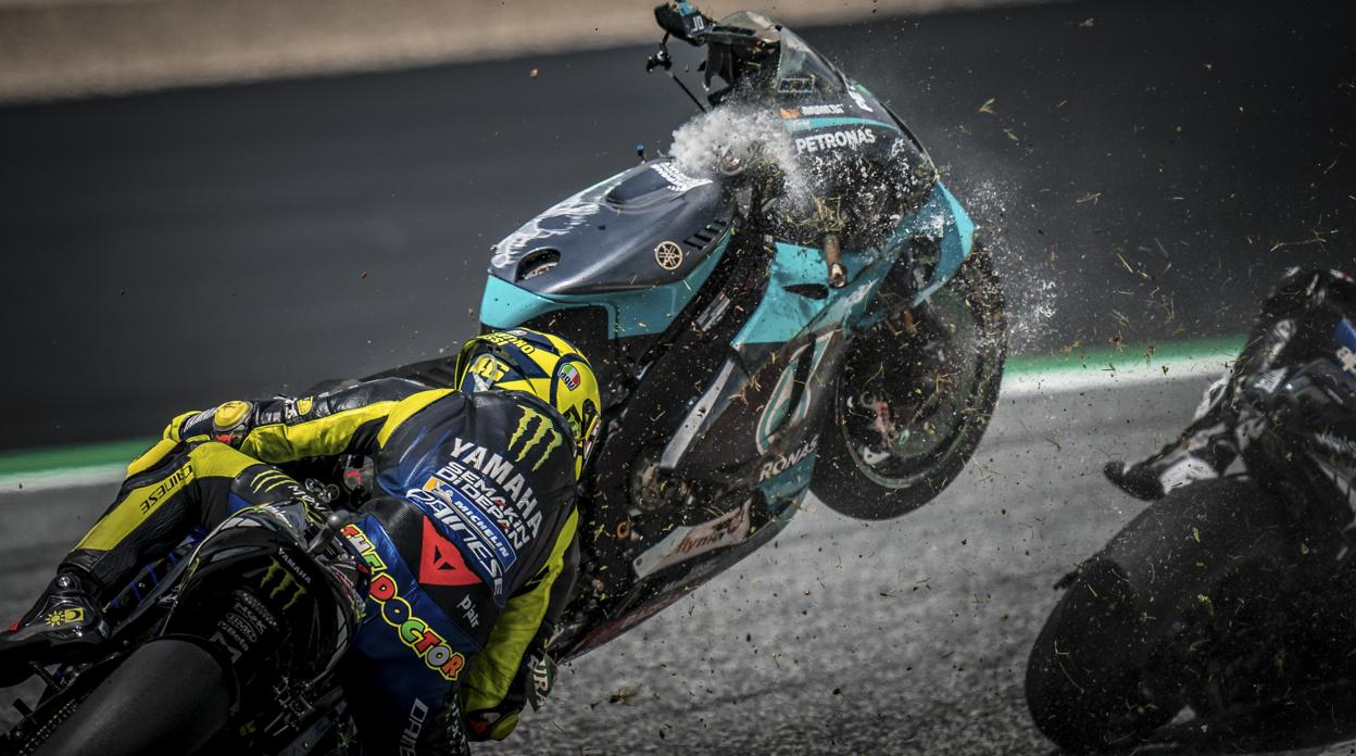 Rossi esquivó la moto por muy poco
