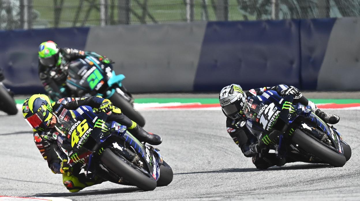 Rossi, por delante de Viñales, en el GP de Austria