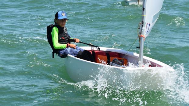 Patricia Bañez lidera la Semana Náutica en la clase Optimist